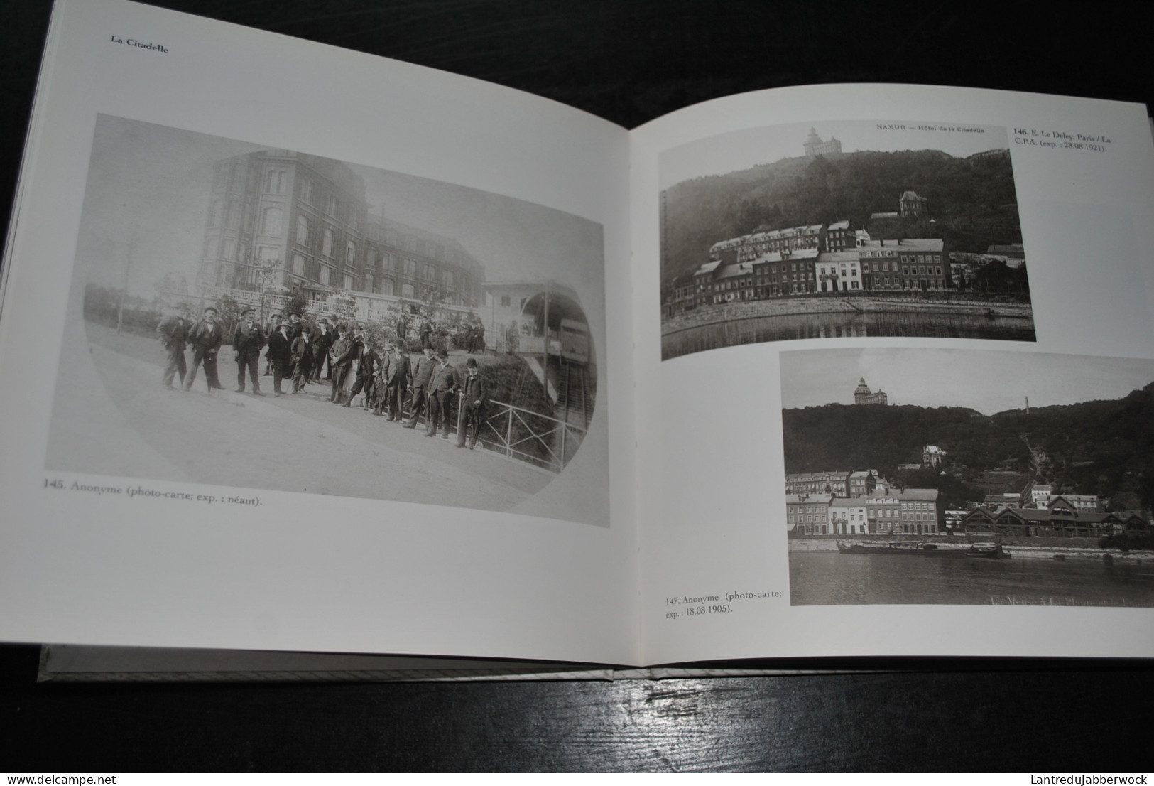 Daniel FRANQUIEN Namur Evénements En Cartes Postales Anciennes Gare Rues Place Saint Aubin Citadelle Sambre Meuse Plan - Belgium