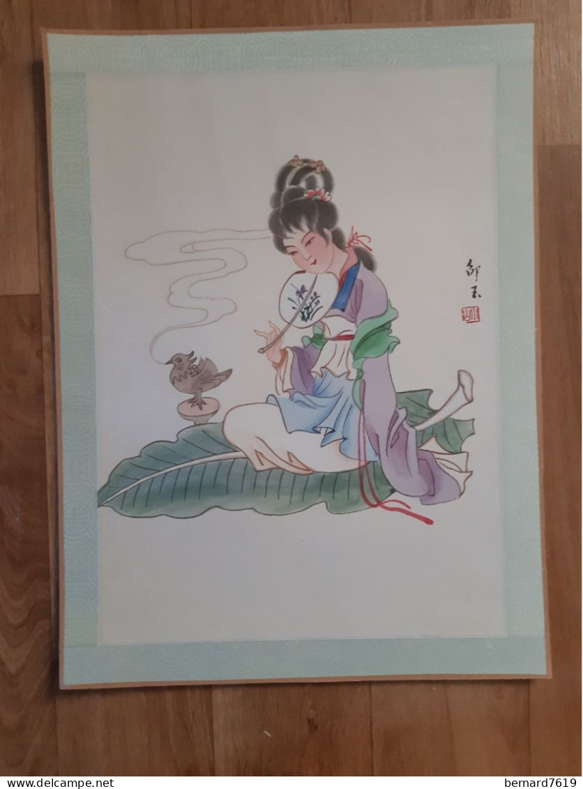Peinture Sur Soie  XX E  Peinte A La Main En Chine - Signee -  Jeune Fille - Oiseau - Asiatische Kunst