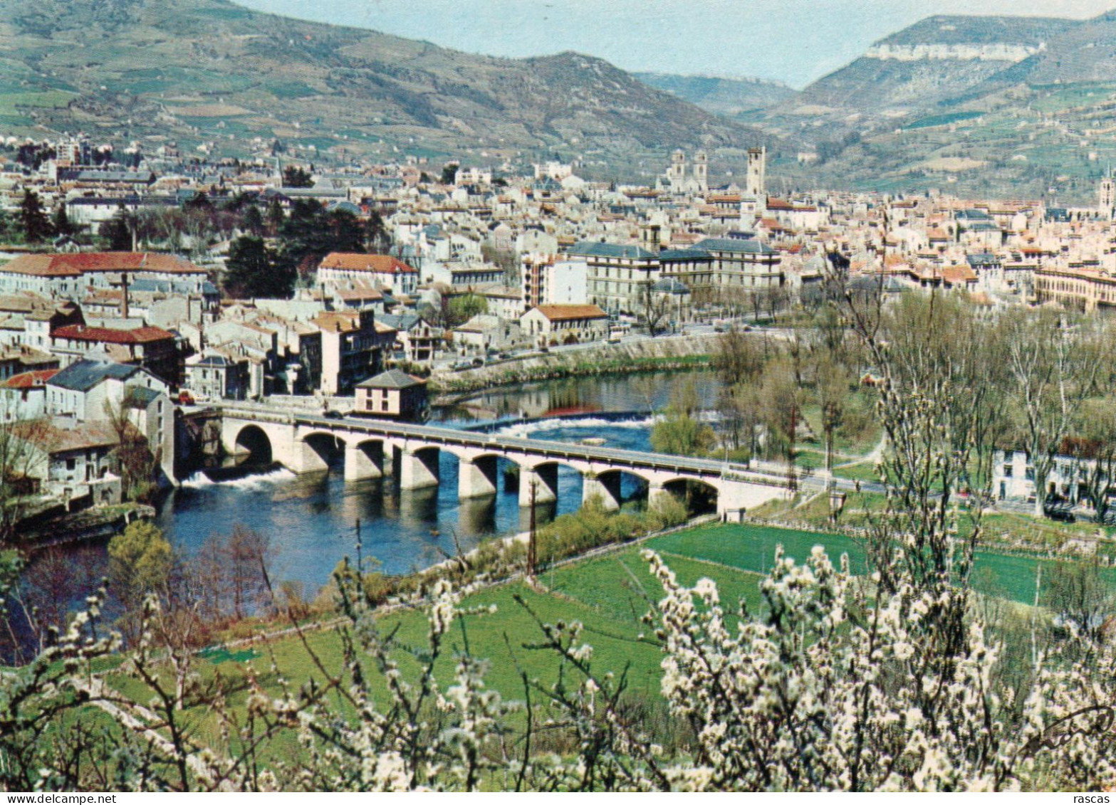 CPM - R - AVEYRON - MILLAU - VUE GENERALE - AU PREMIER PLAN LE PONT LEROUGE SUR LE TARN - Millau