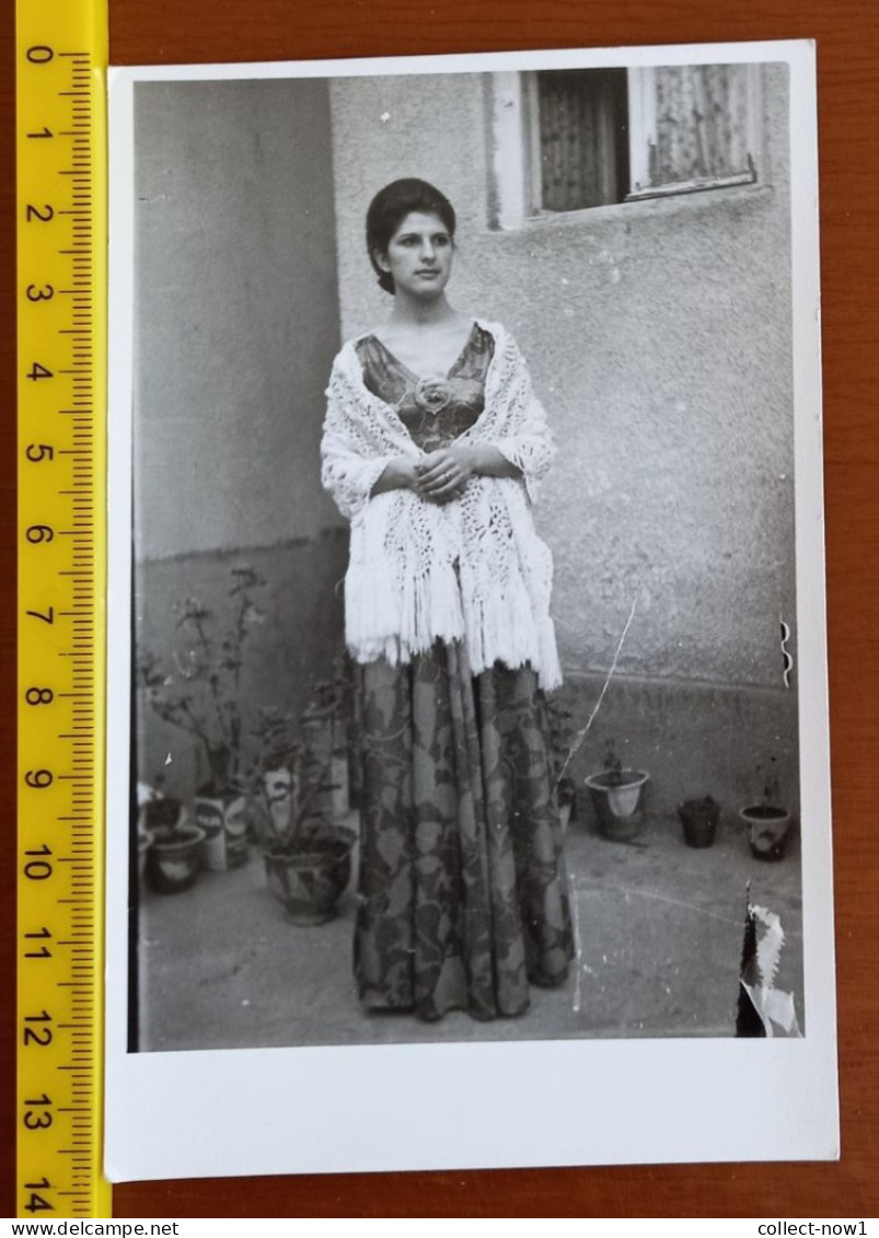 #11   Anonymous Persons - Woman Girl Femme Fille In The Long Dress - Anonyme Personen