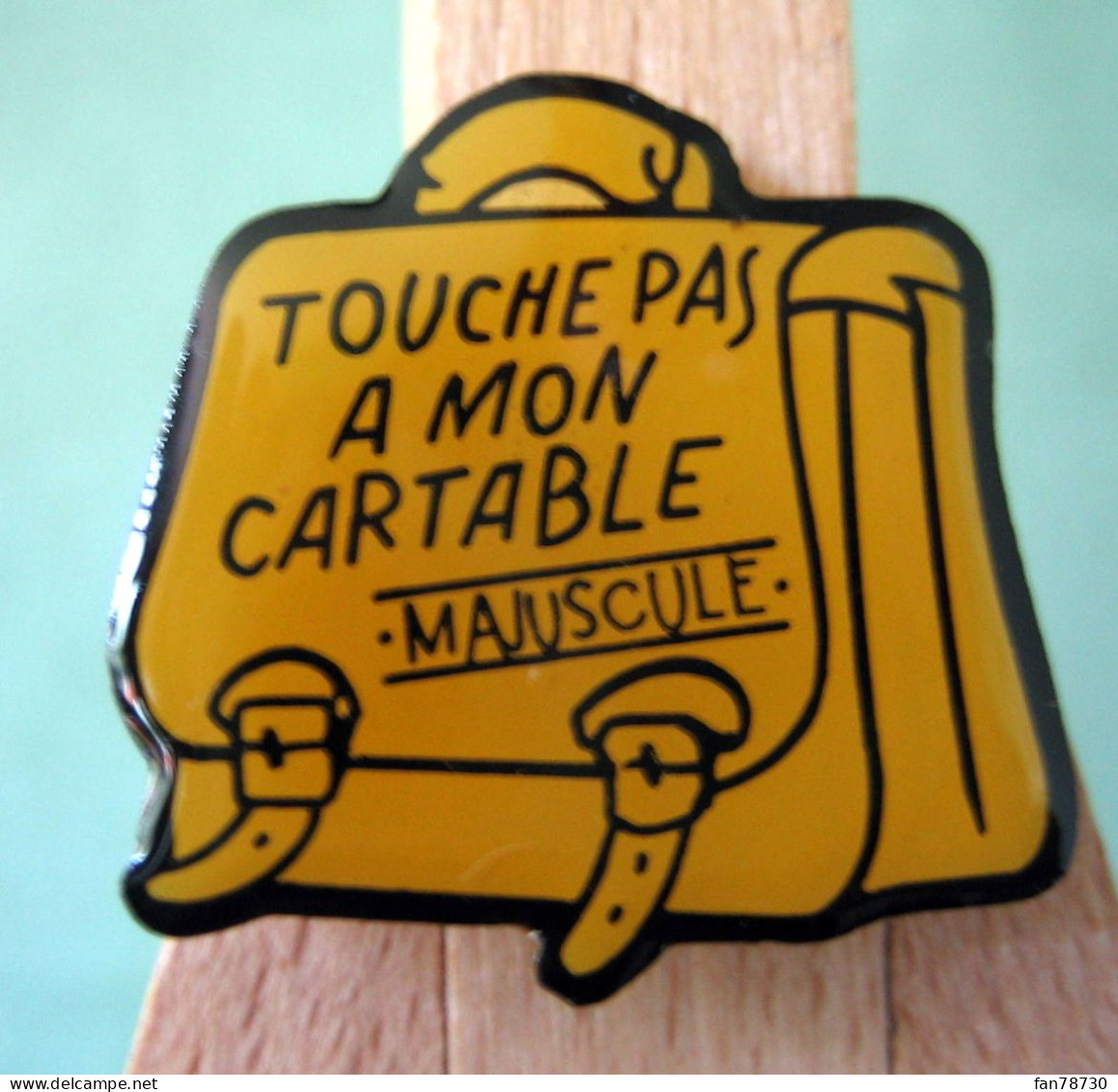 Pin's C'est La Rentrée : Touche Pas à Mon Cartable ! - Frais Du Site Déduits - Other & Unclassified
