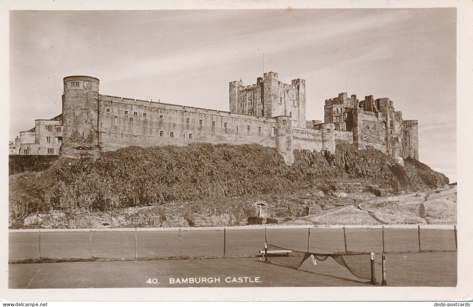 PC41852 Bamburgh Castle. RP. B. Hopkins - Mundo