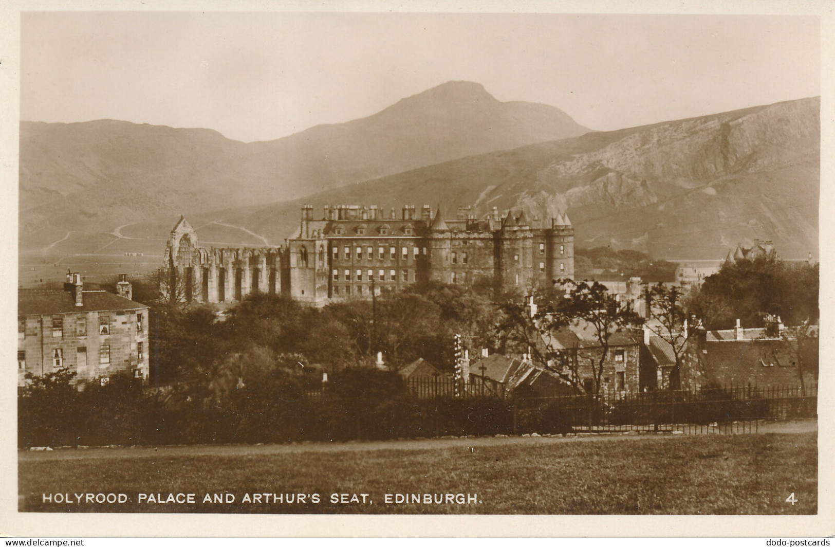 PC41648 Holyrood Palace And Arthurs Seat. Edinburgh. RP - Monde