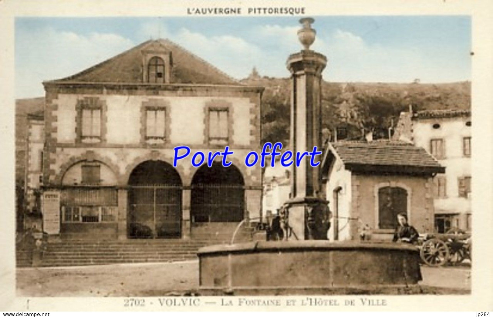 63 - Volvic - La Fontaine Et L'Hôtel De Ville - Volvic