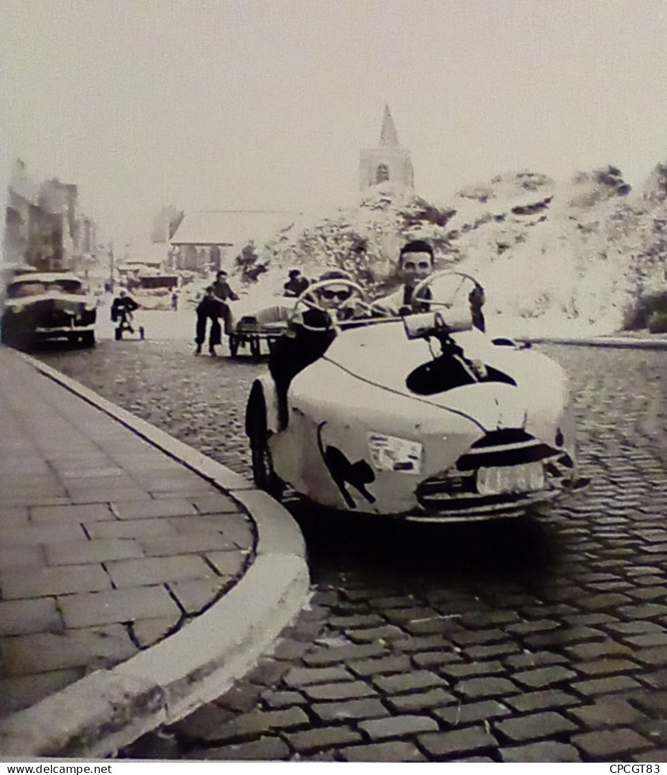 Photographie Originale - Noir Et Blanc - Voiturette Années 50 - Trois Roues - 2 Volants De Conduite - Automobile
