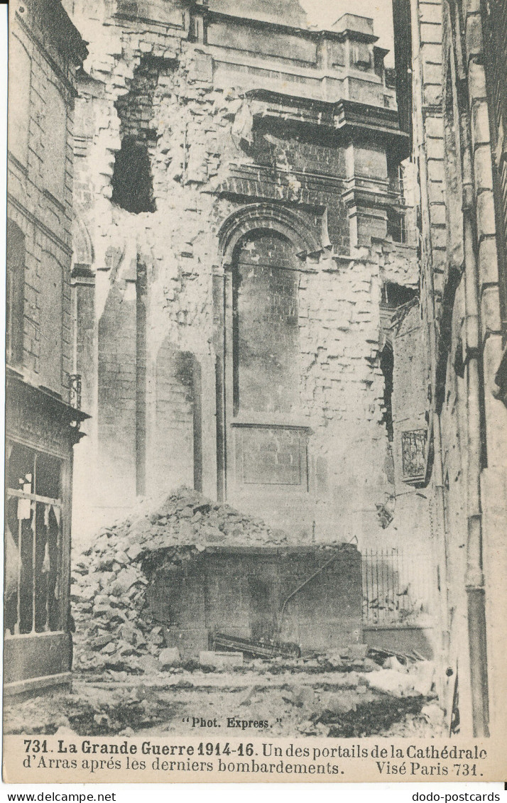 PC38035 La Grande Guerre. Un Des Portails De La Cathedrale D Arras Apres Les Der - Monde