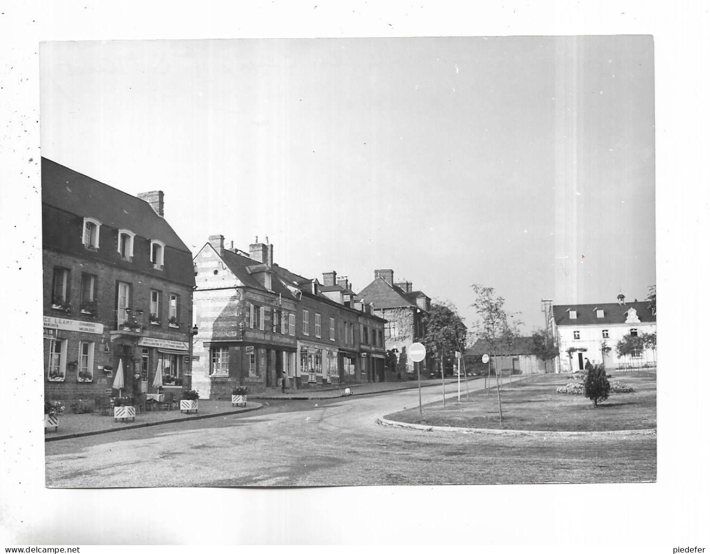 76 - RARE Photo De OURVILLE-en-CAUX -  ( S.-M. ) " La Place "  Cliché Dussol Pour L' édition Par  Lapie - Ourville En Caux