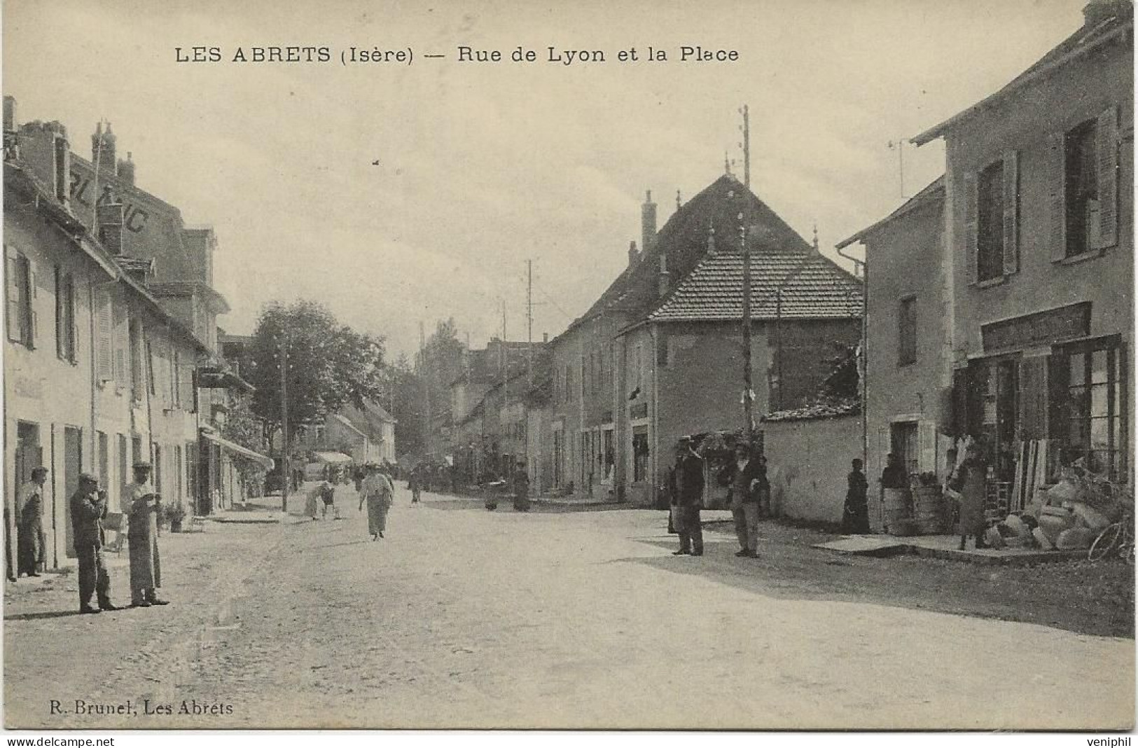CARTE LES ABRETS -ISERE -RUE DE LYON ET LA PLACE - ANNEE 1915 - Les Abrets