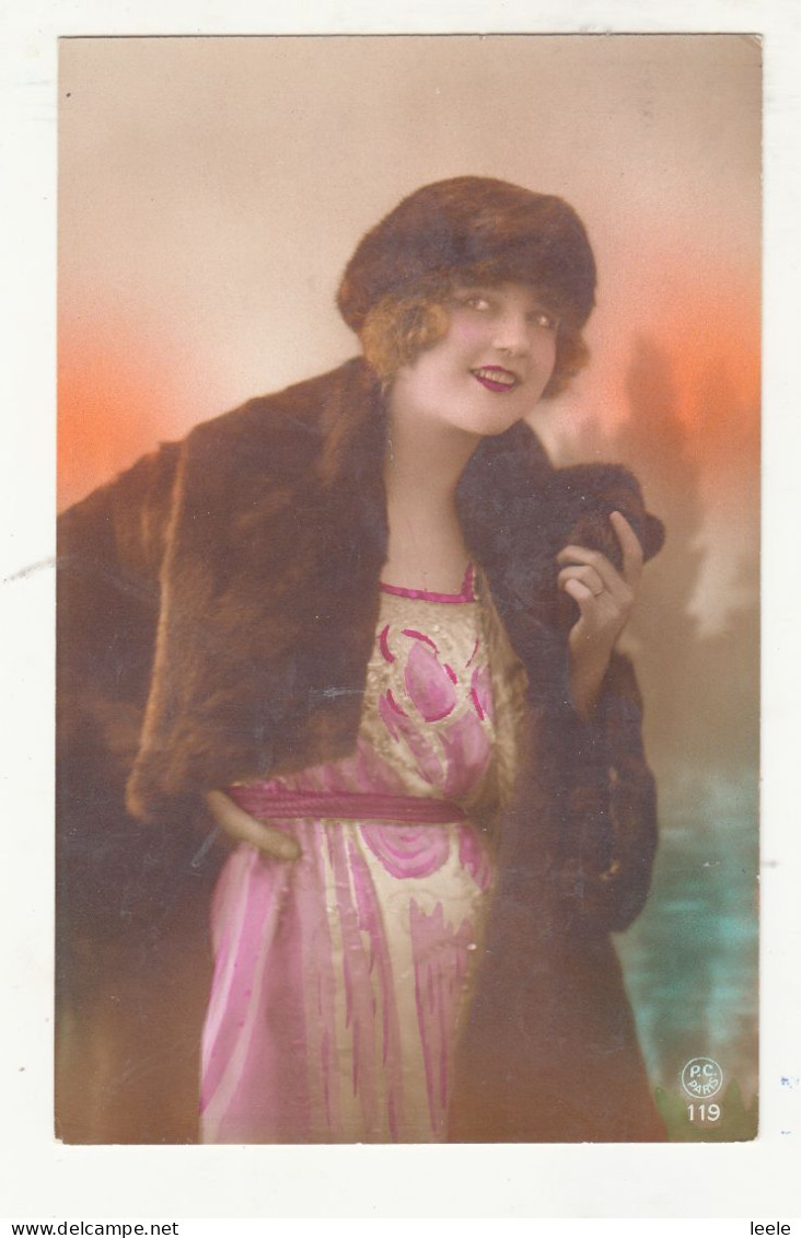 CM30. Vintage Tinted Postcard. Pretty Lady With A Fur Coat. Glamour - Femmes