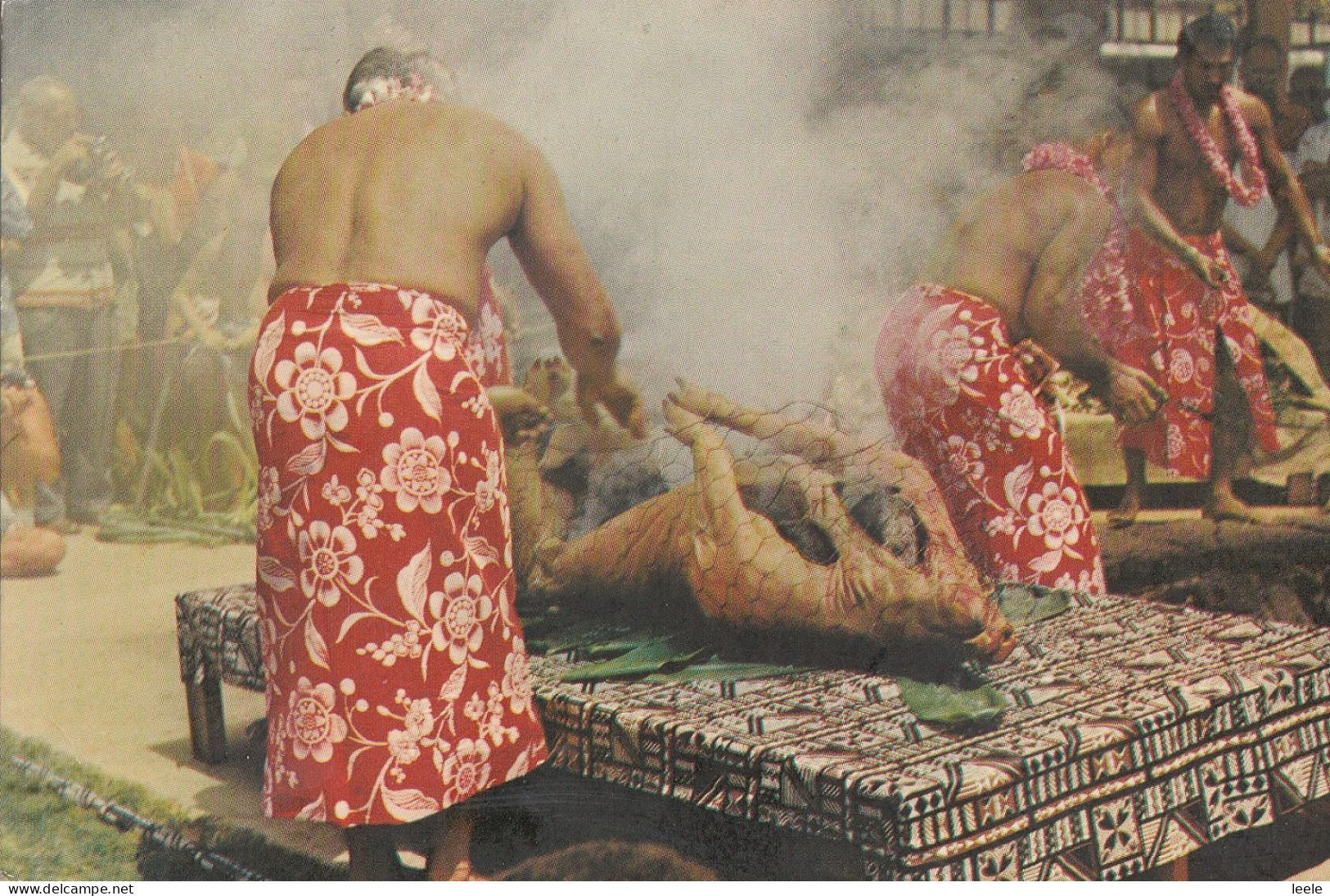 CM02. Postcard. Cooking A Luau Pig In A Polynesian Underground Oven. Hawaii. - Autres & Non Classés