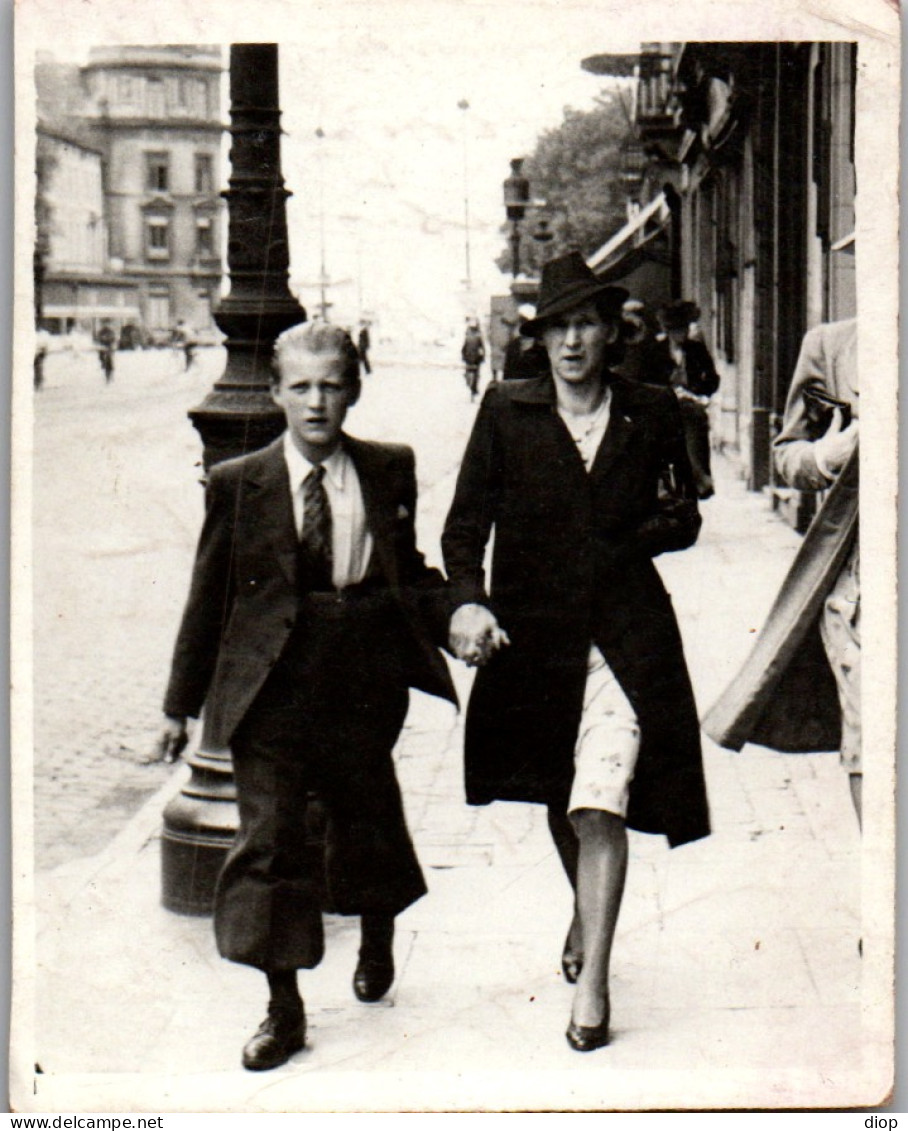 Photographie Photo Vintage Snapshot Photographe De Rue Marche Couple  Mode - Anonymous Persons