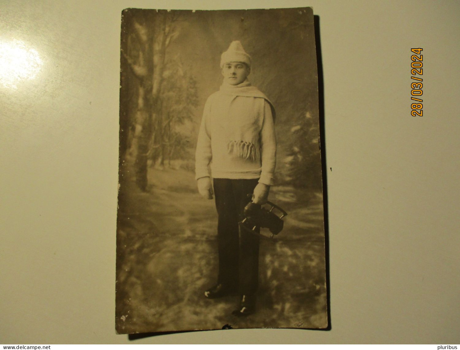 PHOTO MONTAGE ,  YOUNG MAN ICE SKATER  , 12-12 - Anonieme Personen