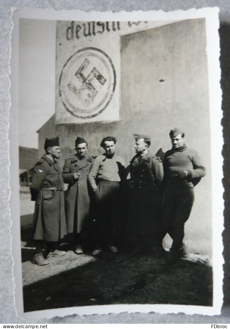 Ancienne Photo WW2 Camp Allemand De Prisonniers 1940 - 8,5 X 6 Cm - War, Military