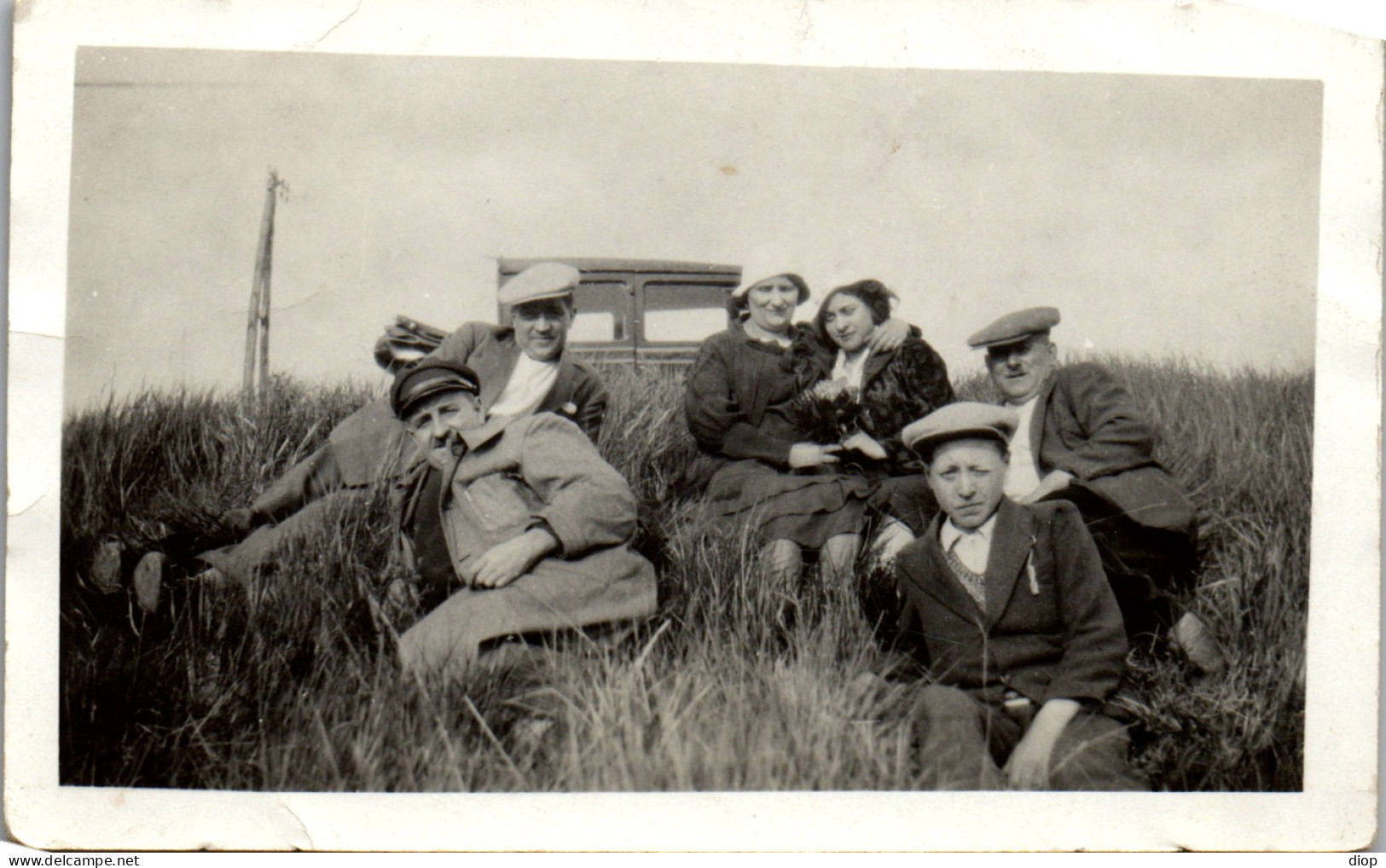 Photographie Photo Vintage Snapshot Amateur Automobile Voiture Groupe Herbe - Anonymous Persons