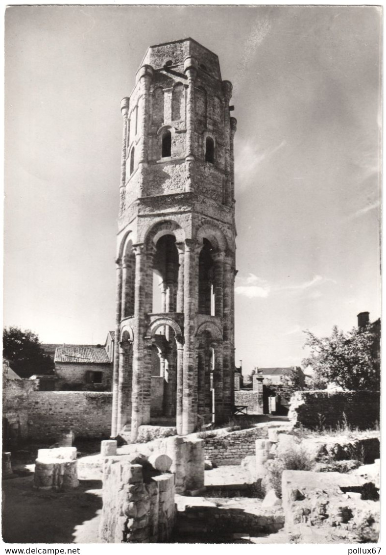 CPSM DE CHARROUX  (VIENNE)  ANCIENNE ABBAYE. TOUR DE LA CROISÉE DU TRANSEPT (XIe SIÈCLE) - Charroux