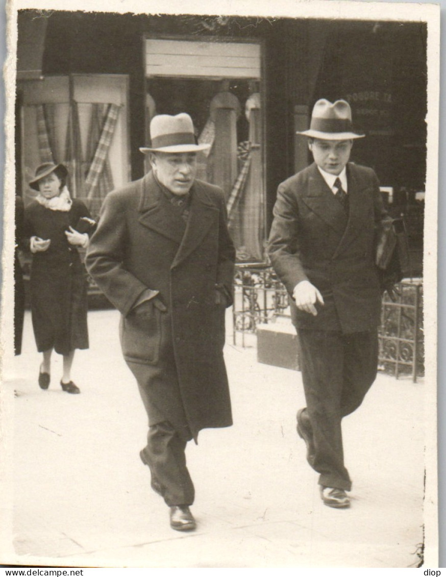 Photographie Photo Vintage Snapshot Photographe De Rue Marche Homme Mode - Anonymous Persons