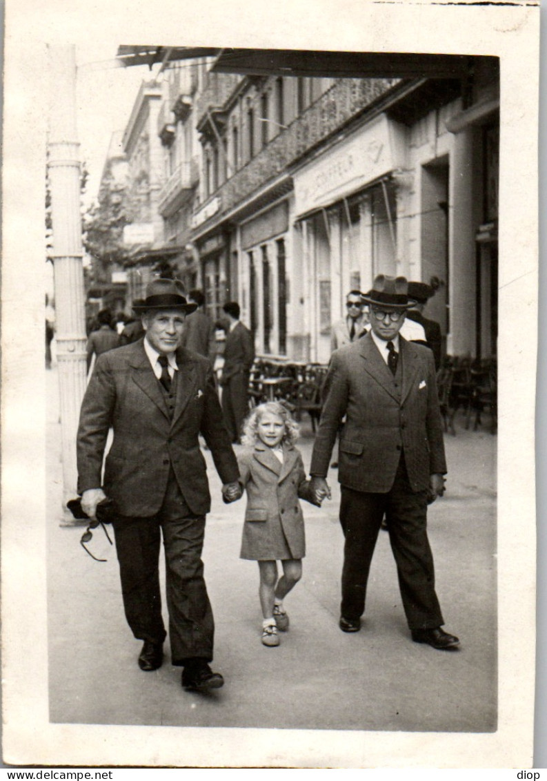 Photographie Photo Vintage Snapshot Photographe De Rue Marche Trio Toulon - Anonymous Persons