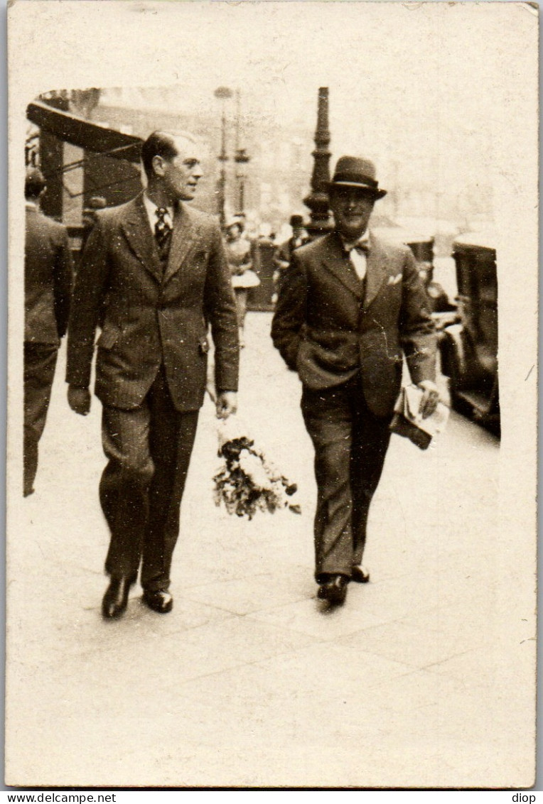 Photographie Photo Vintage Snapshot Photographe De Rue Marche Homme  Mode - Anonymous Persons