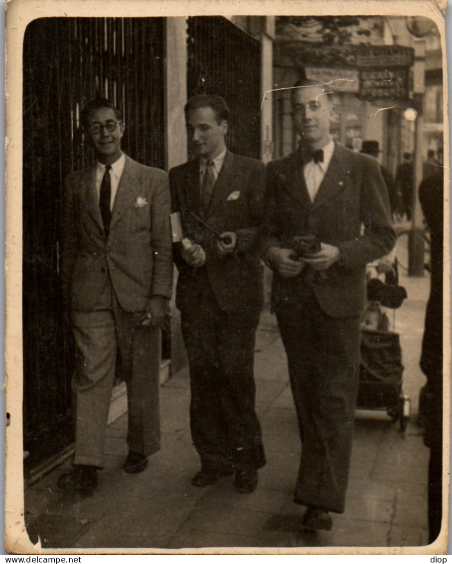 Photographie Photo Vintage Snapshot Photographe De Rue Marche Homme Vichy - Anonymous Persons