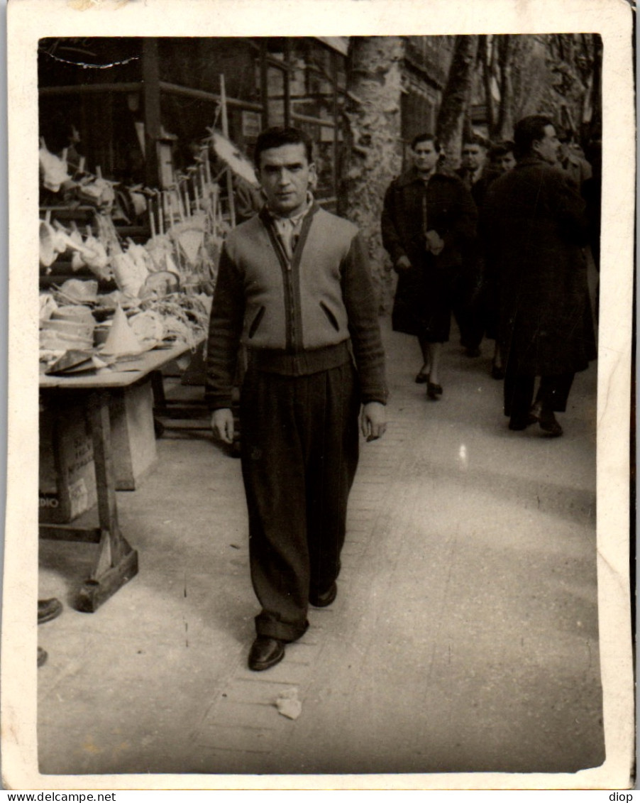 Photographie Photo Vintage Snapshot Photographe De Rue Marche Homme Mode - Anonyme Personen