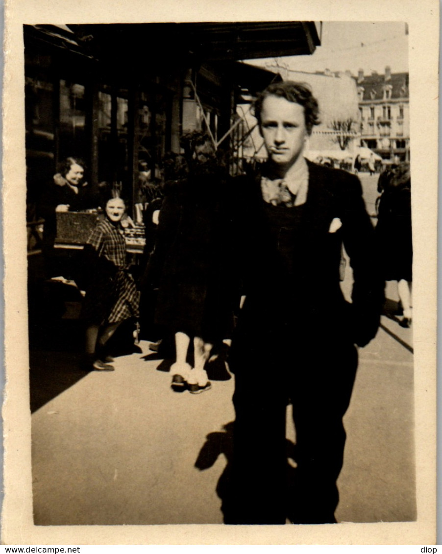 Photographie Photo Vintage Snapshot Photographe De Rue Marche Homme Mode - Anonymous Persons