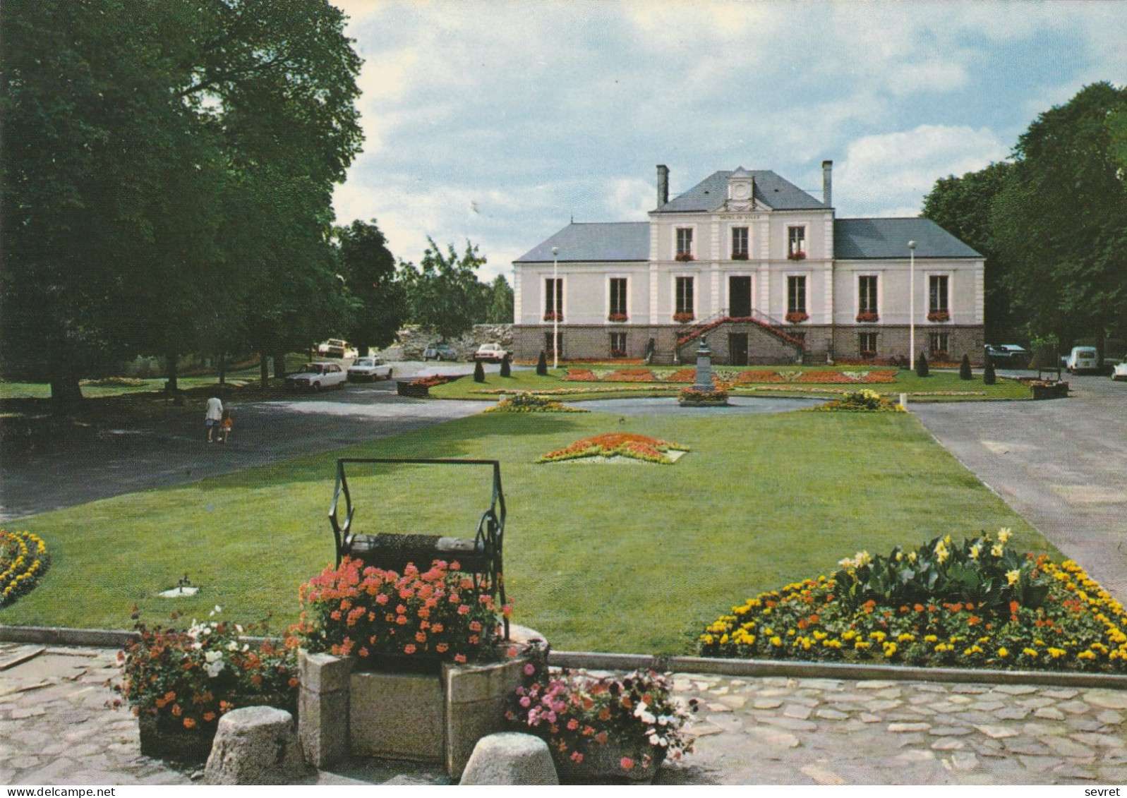 MONTAIGU. - L'Hôtel De Ville Et Ses Jardins - Montaigu