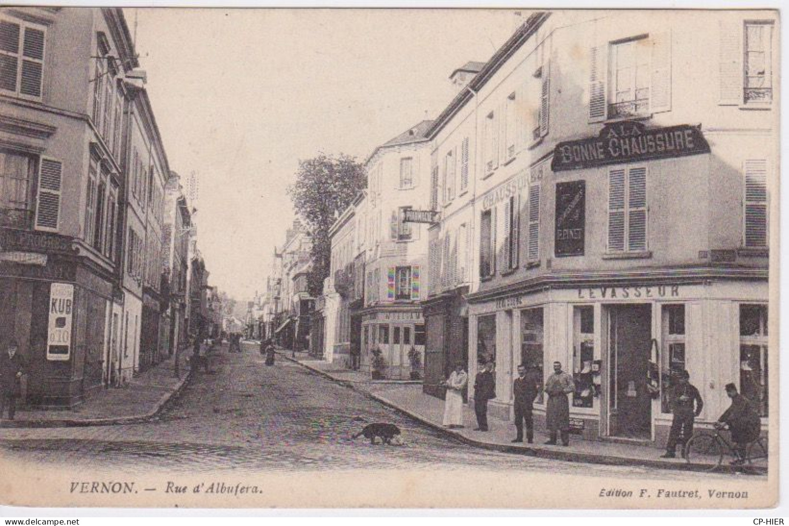 27 - EURE - VERNON - LA RUE D'ALBUFERA - MAGAZIN LAVSSEUR - A LA BONNE CHAUSSURE  - PUB KUB A GAUCHE - Vernon