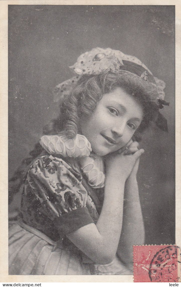 CN98. Vintage Postcard. Sweet Picture Of A Young Girl. - Groepen Kinderen En Familie