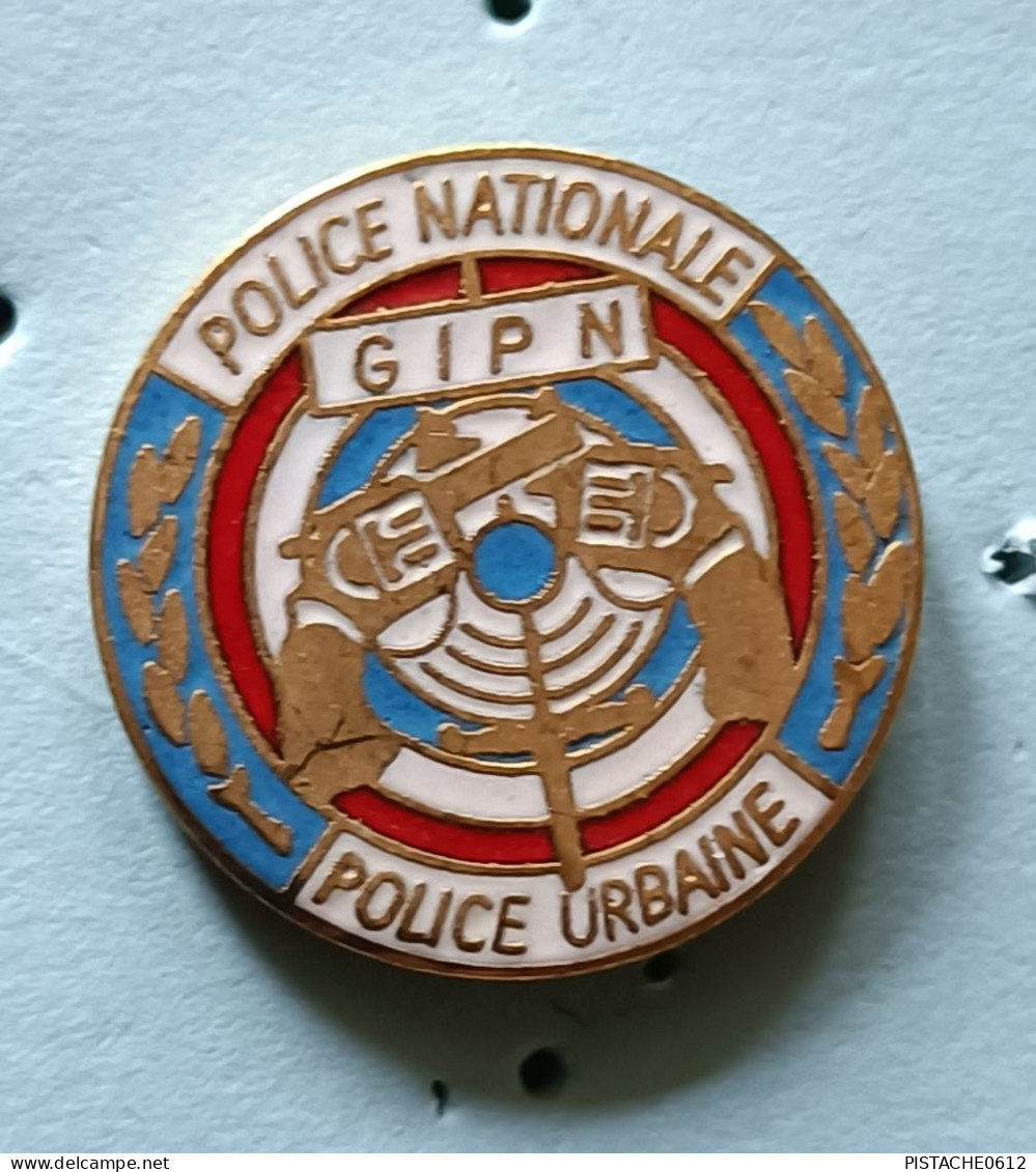 Pin's GIPN Groupe D'intervention De La Police Nationale Et Urbaine Revolver - Policia