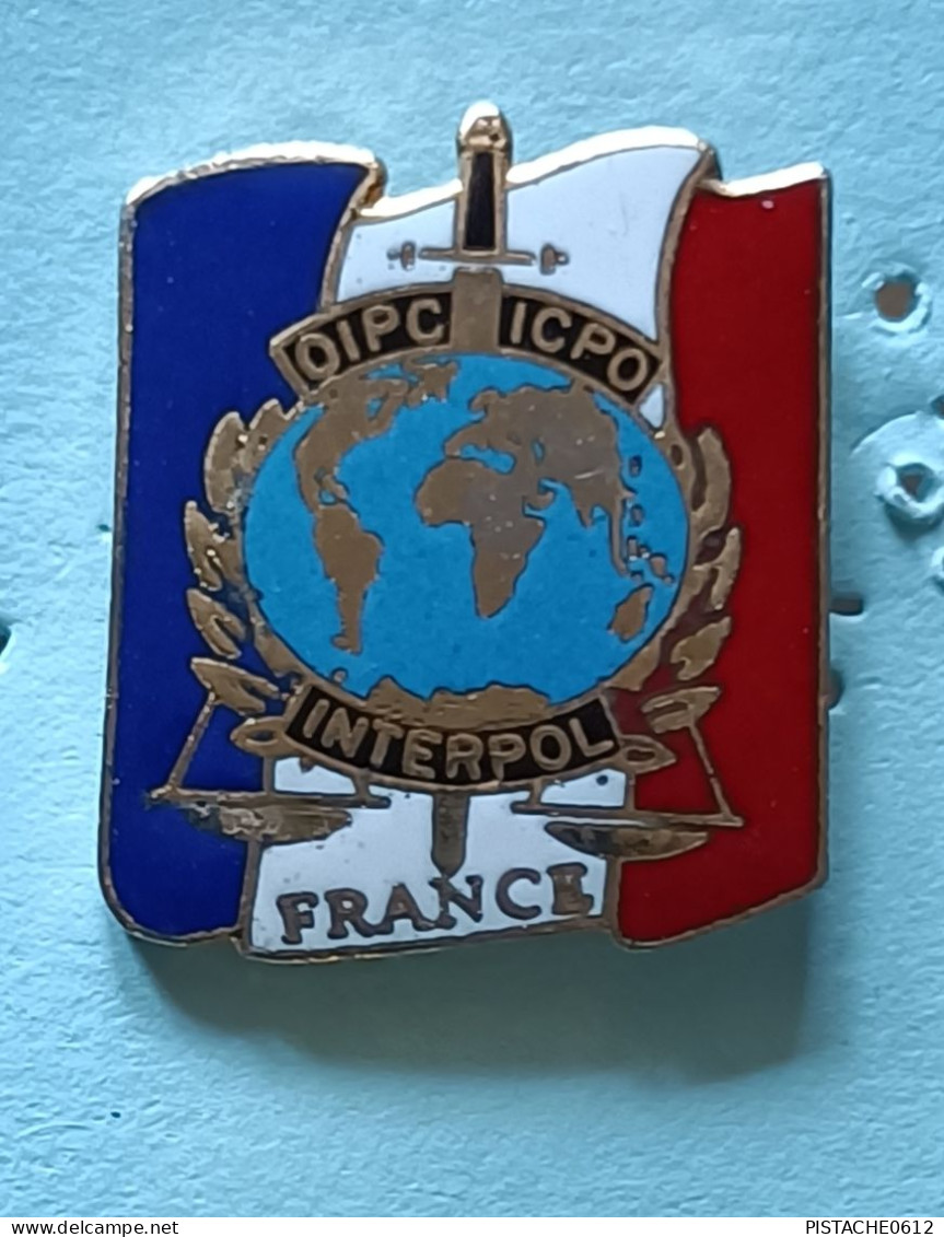 Pin's OIPC ICPO Interpol France Organisation Internationale De Police Criminelle Signé LTO Paris - Police