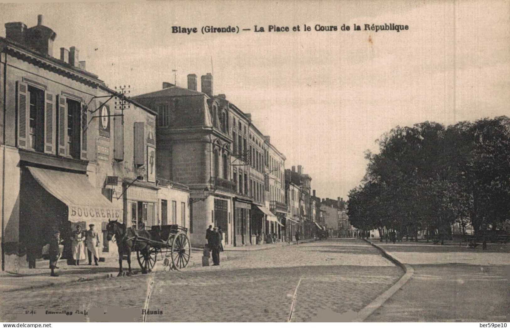 33 BLAYE LA PLACE ET LE COURS DE LA REPUBLIQUE CARIOLE A CHEVAL SUR LA RUE PAVEE DEVANT LA BOUCHERIE - Blaye