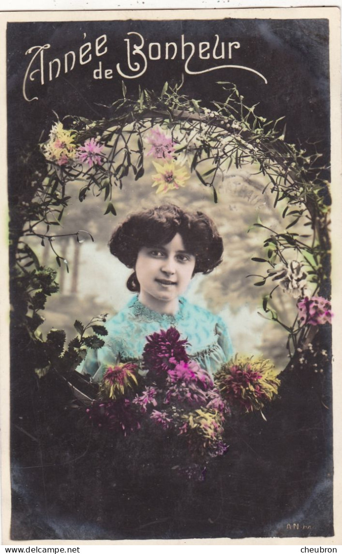 NOUVEL AN. CPA FANTAISIE BRILLANTE. " ANNÉE DE BONHEUR ". JEUNE FEMME ENTOUREE DE FLEURS. ANNÉE 1906 + TEXTE. - Nouvel An