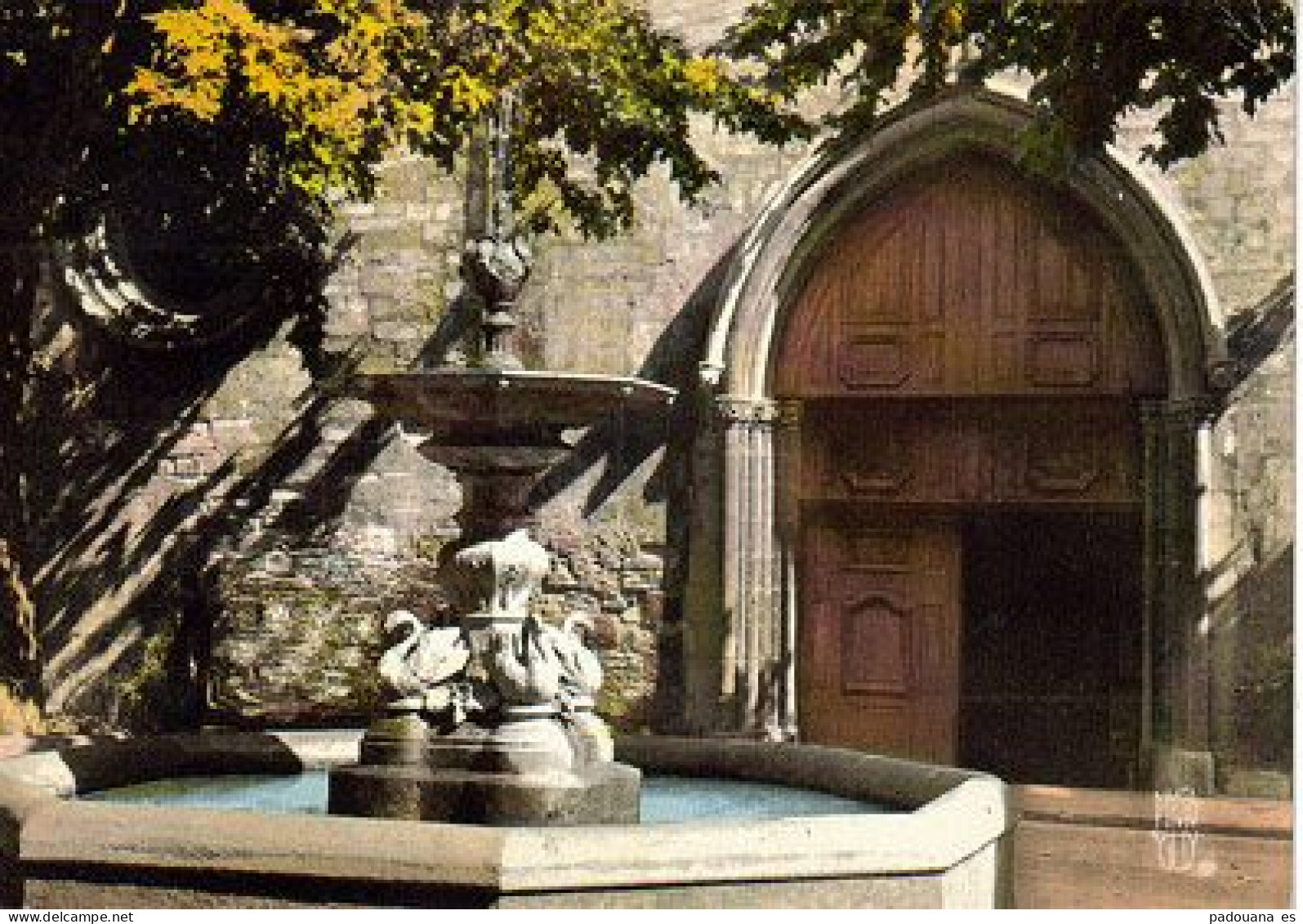 Z4  04 ALPES DE HAUTE PROVENCE MANOSQUE EGLISE SAINT SAUVEUR FONTAINE AVEC CYGNES - Manosque