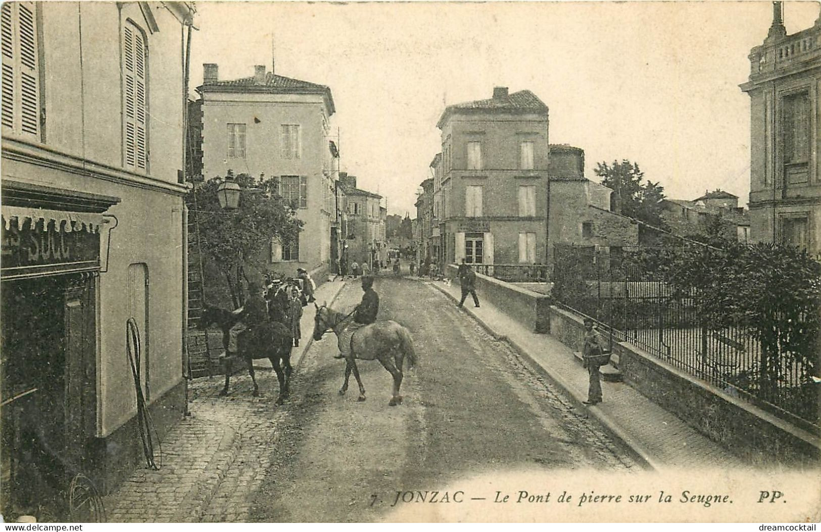 17 JONZAC. Le Pont De Pierre Sur La Seugne Avec Des Cavaliers 1915 - Jonzac