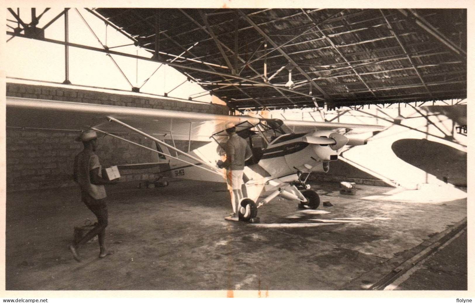 Miandrivazo - Photo Ancienne - Aéroport - Avion JODEL Dans Un Hangar - Aviation - Madagascar - 8,5x13,5 Cm - Madagascar