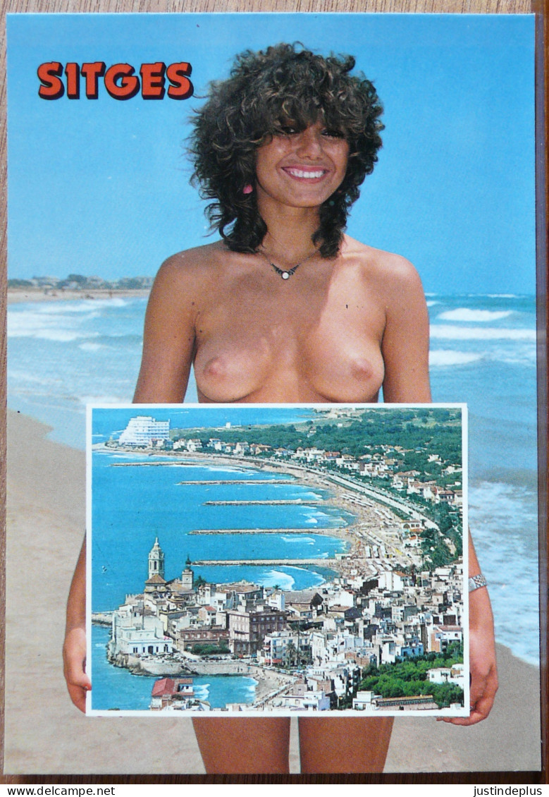 SITGES JOLIE PIN UP BRUNE SEINS NUS TOPLESS - Pin-Ups