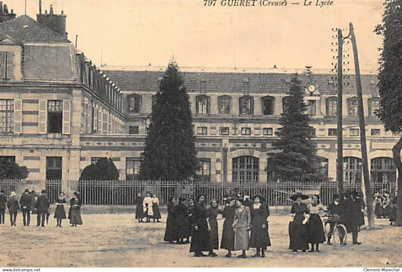 GUERET : Le Lycée - état (un Coin Plié) - Guéret