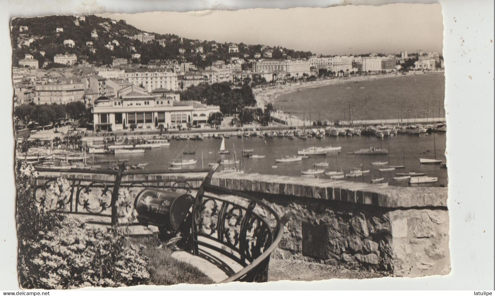 Cannes 06  Carte Glacée Circulée Timbrée Les Hotels _Vue Generale-Le Casino Et La Port Tres Animée - Cannes