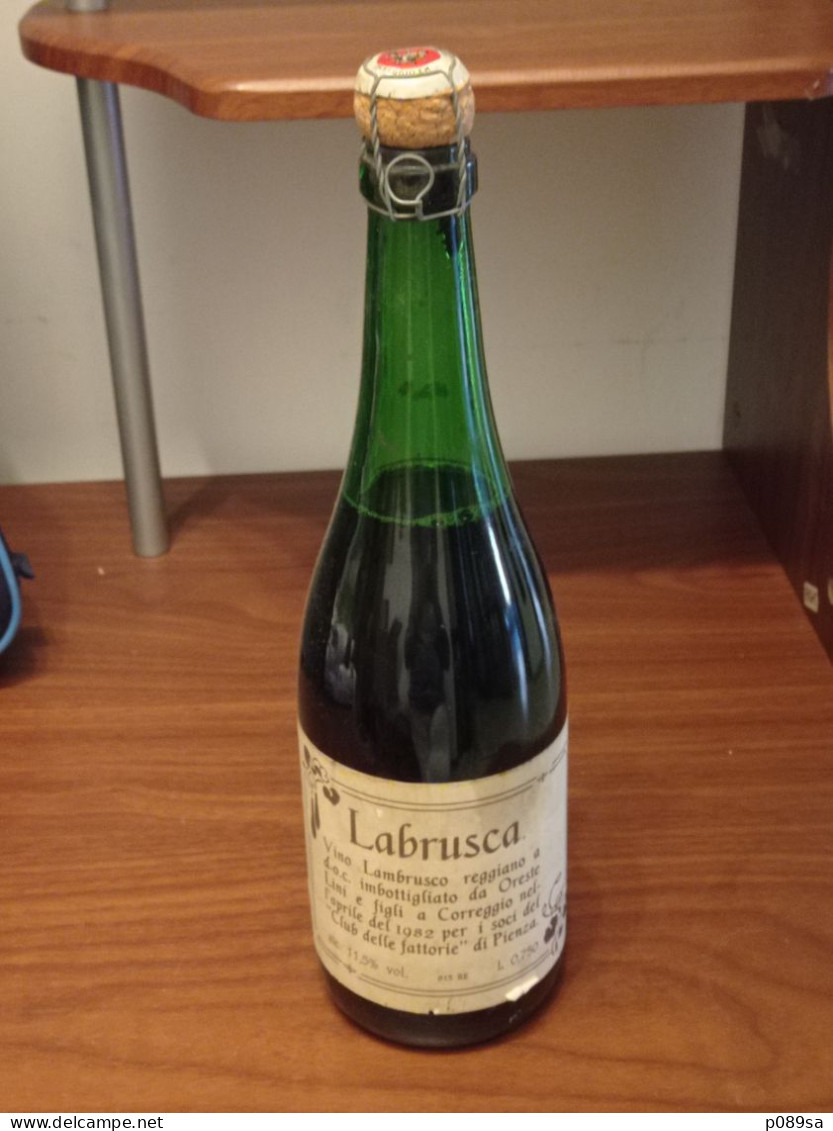 VINO LAMBRUSCO "LABRUSCA" DI CORREGGIO DALLE CANTINE ORESTE LINI - 1982 - Wine