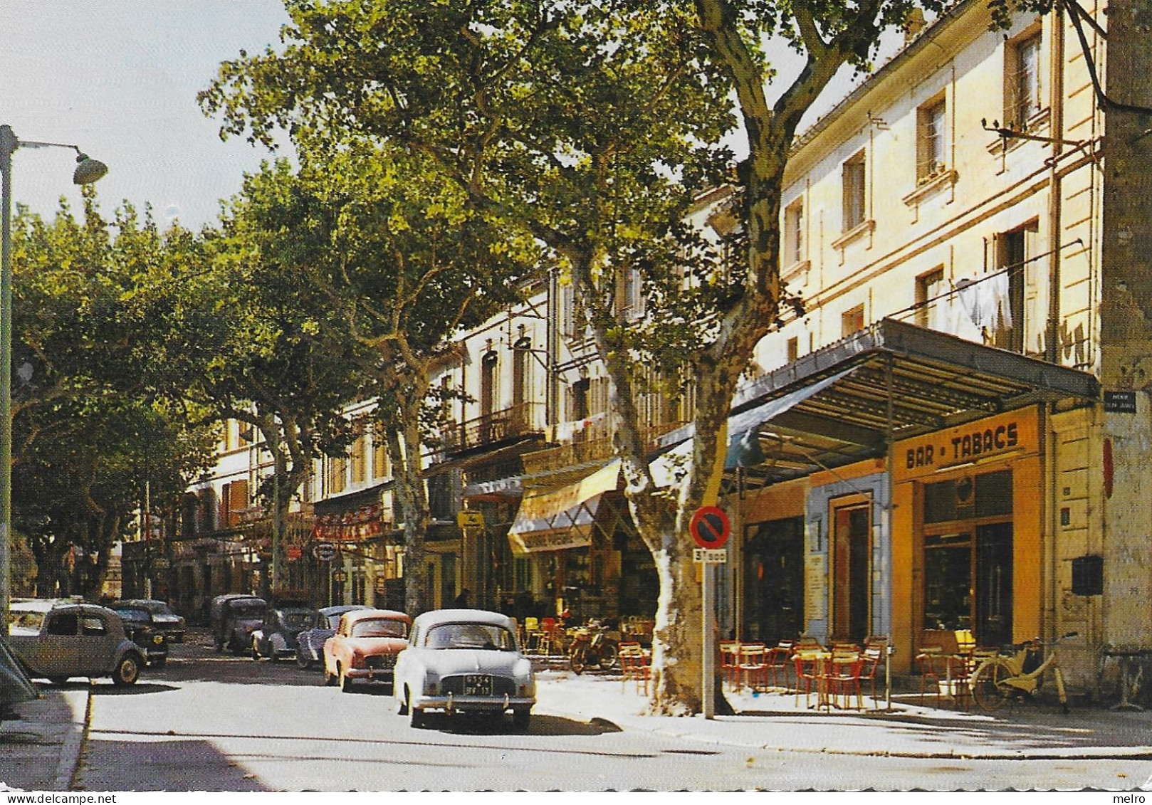 CPSM - (Dep.13) -Châteaurenard Le Cours -  Voitures Dauphines Renault  Bar Tabac Commerces - Passenger Cars