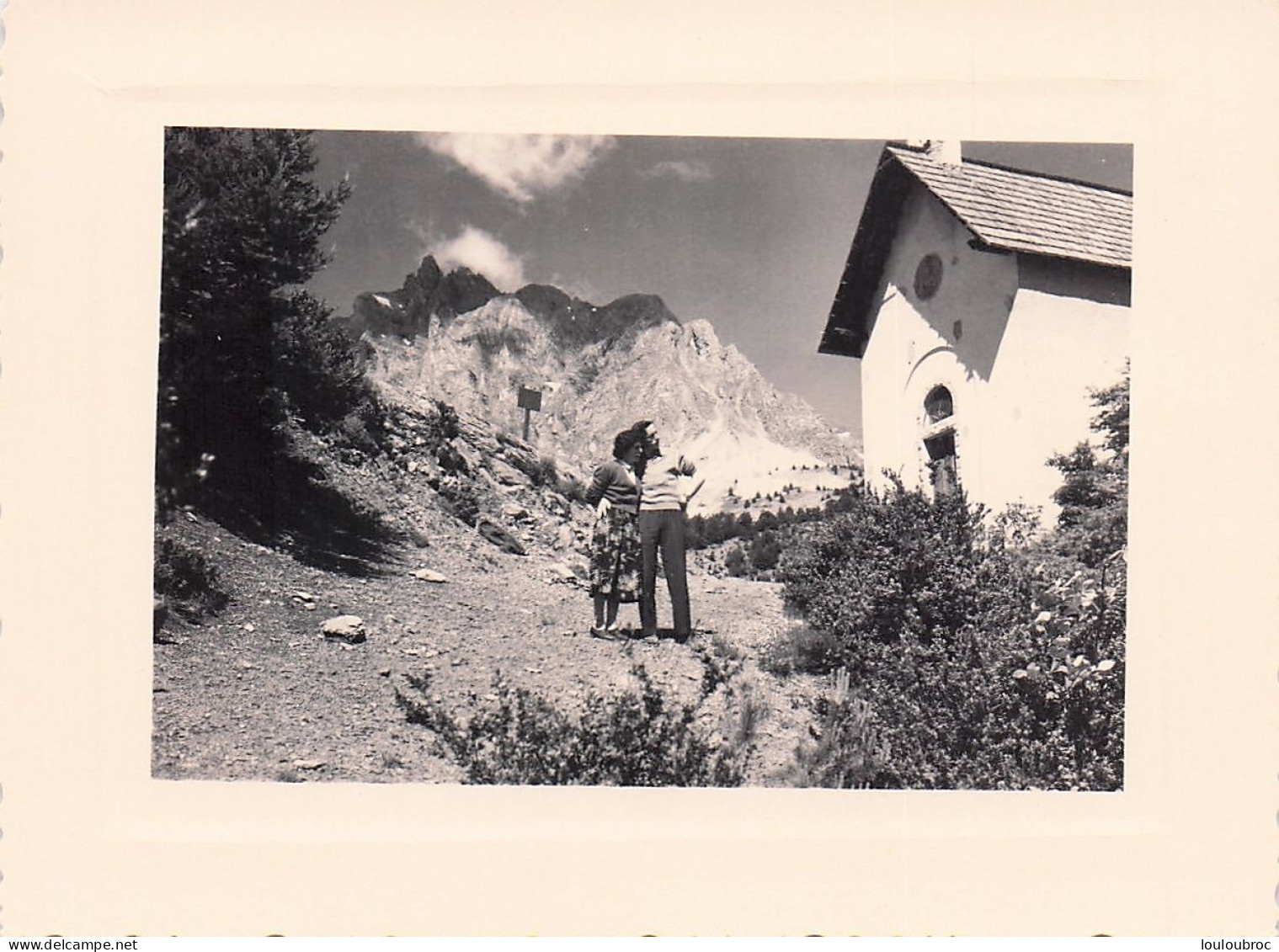 ALPES PETITE CHAPELLE ET MONTAGNE EN ARRIERE PLAN PHOTO ORIGINALE 11 X 8 CM - Places