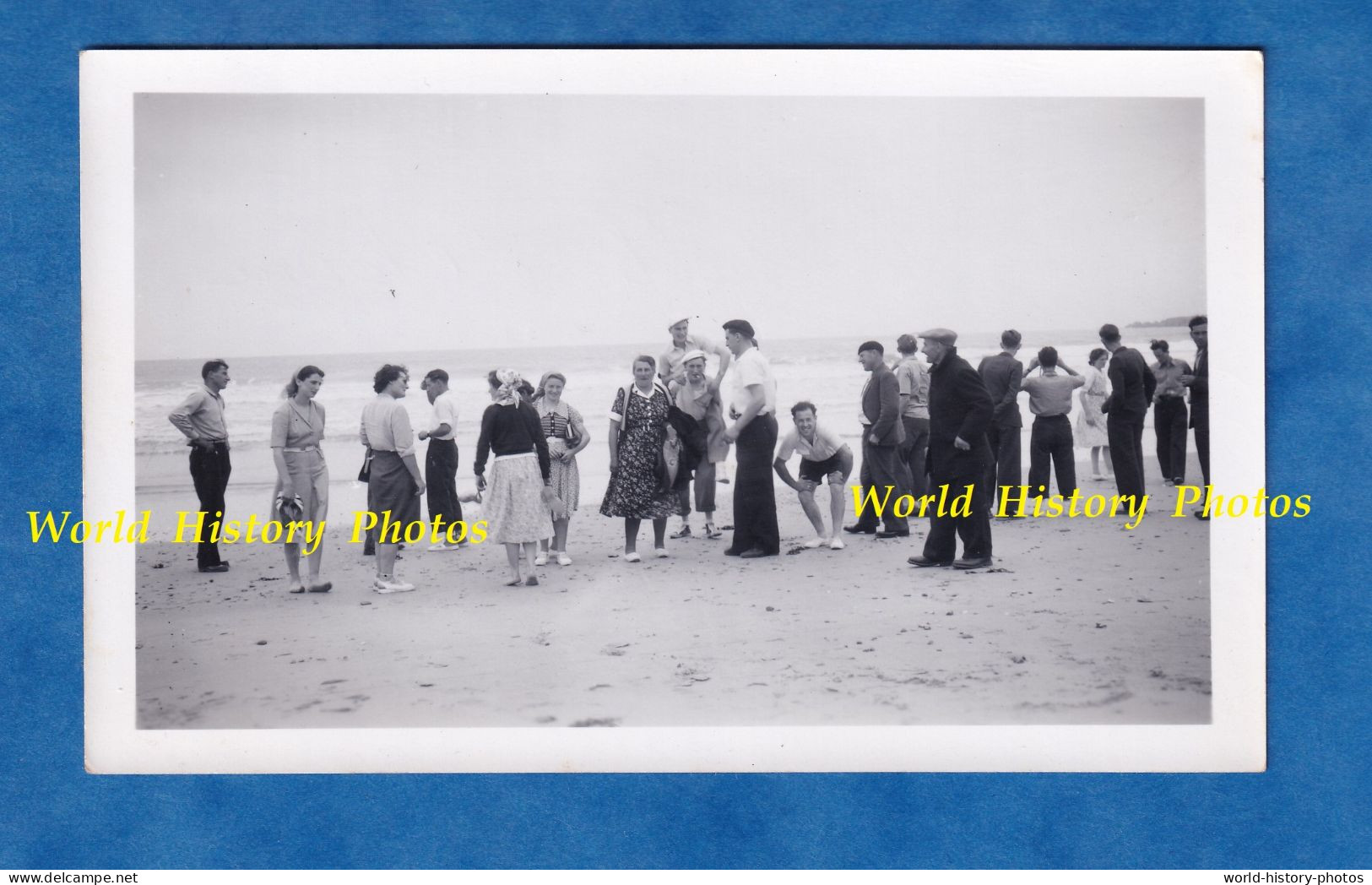 Photo Ancienne Snapshot - LES SABLES D' OLONNE - Foule à La Plage - Mer Vague Famille Enfant Homme Femme Mode - Places