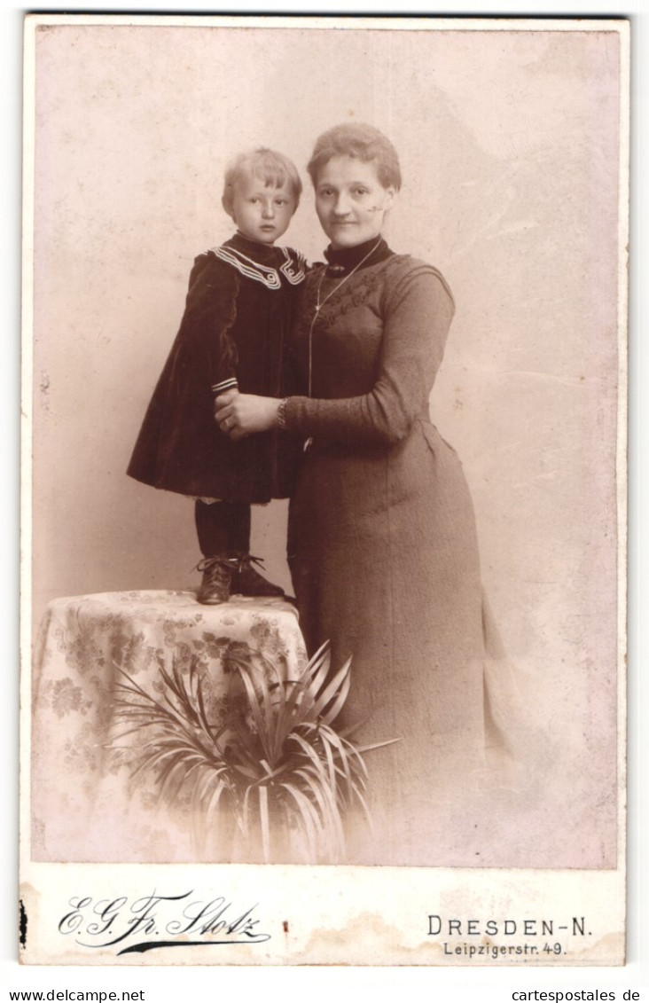 Fotografie E. G. Fr. Stotz, Dresden-N, Portrait Mutter Im Eleganten Kleid Mit Kind Auf Tisch Stehend An Der Hand  - Anonyme Personen