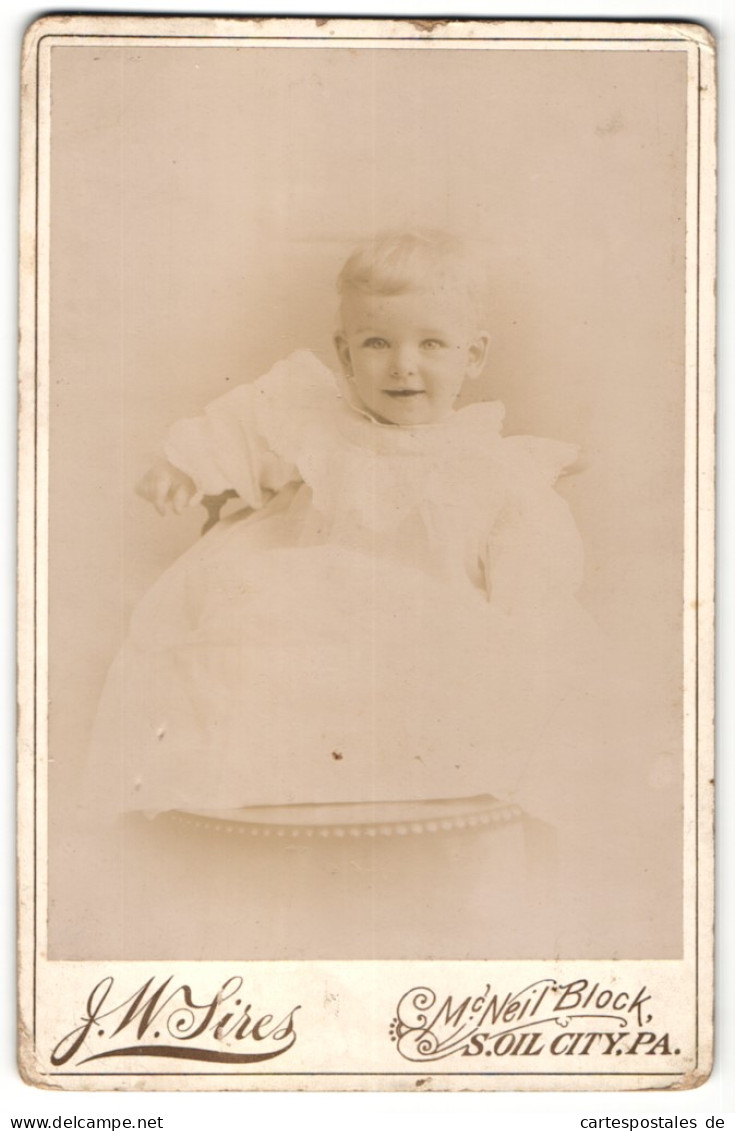 Fotografie J. W. Sieres, S. Oil City, Pa., Portrait Niedliches Kleinkind Im Weissen Kleid  - Personnes Anonymes
