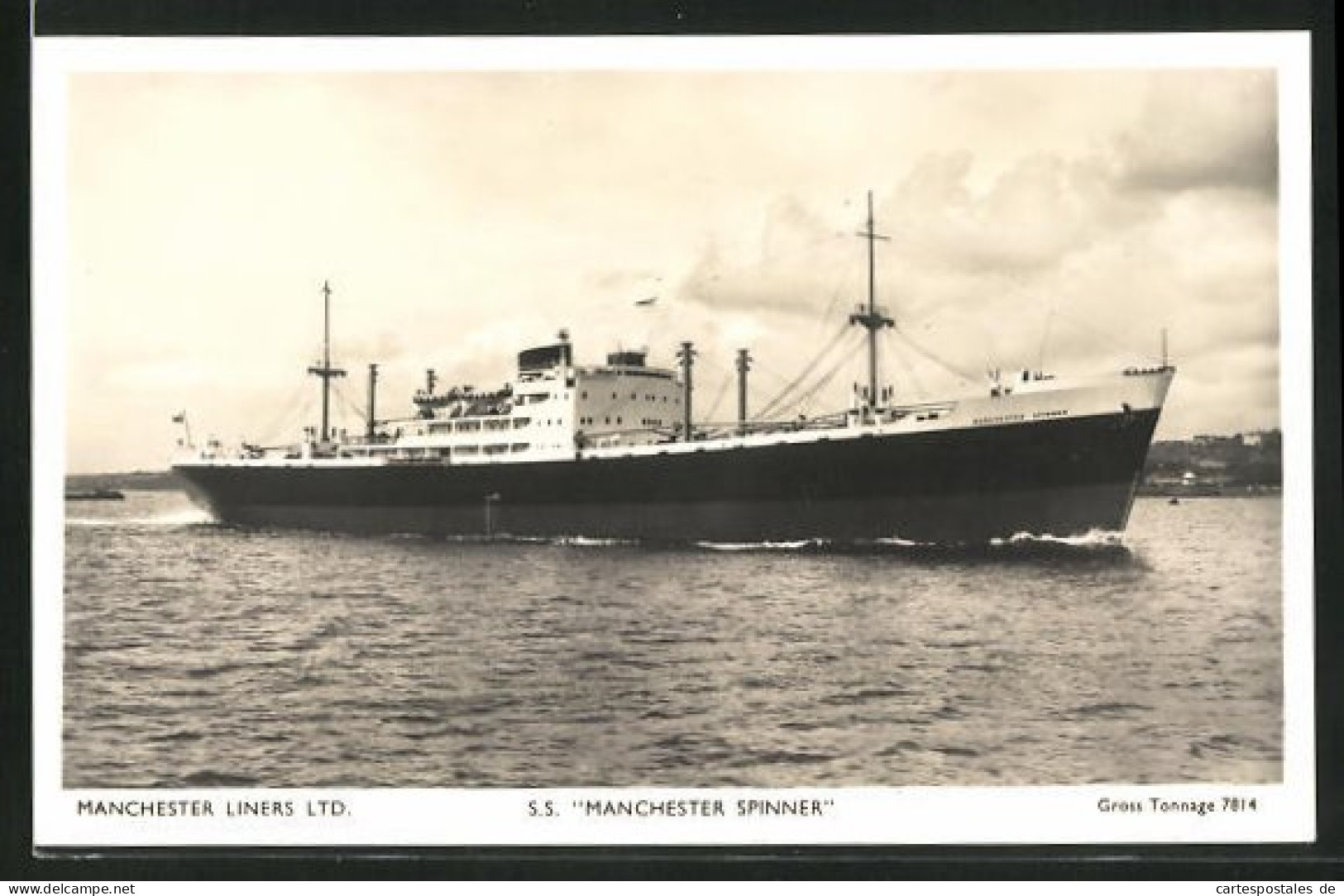 AK Handelsschiff S. S. Manchester Spinner In Küstennähe  - Commerce