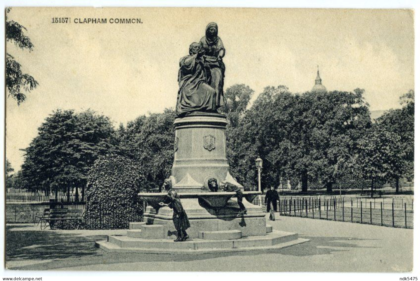 LONDON : CLAPHAM COMMON - THE DRINKING FOUNTAIN - London Suburbs