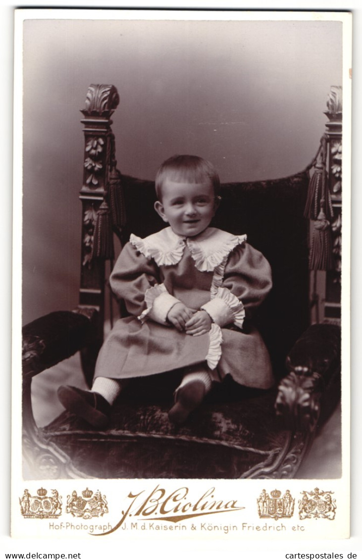 Fotografie J. B. Ciolina, Frankfurt A. M., Mannheim, Portrait Niedliches Kleinkind Im Hübschen Kleid Auf Stuhl Sitzend  - Personnes Anonymes