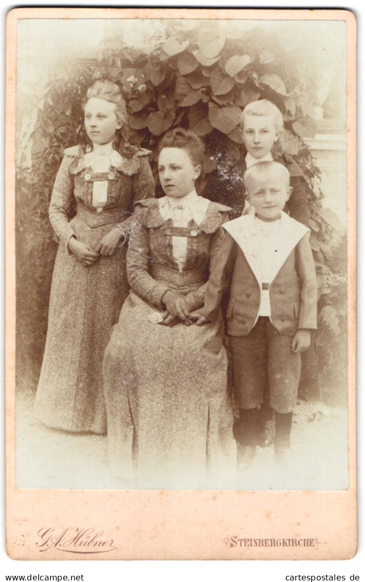 Fotografie G. A. Hübner, Steinbergkirche, Zwei Junge Damen In Kleidern Mit Zwei Jungen  - Personnes Anonymes