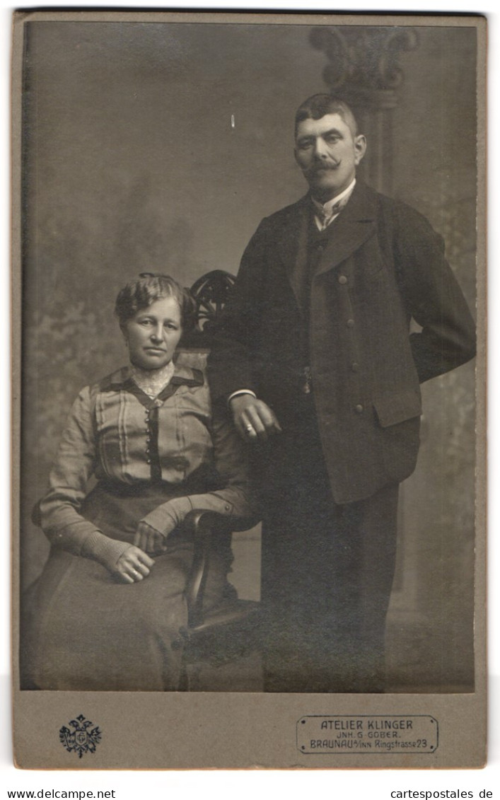 Fotografie G. Gober, Braunau A. Inn, Ringstr. 23, Ehepaar In Modischer Kleidung  - Personnes Anonymes