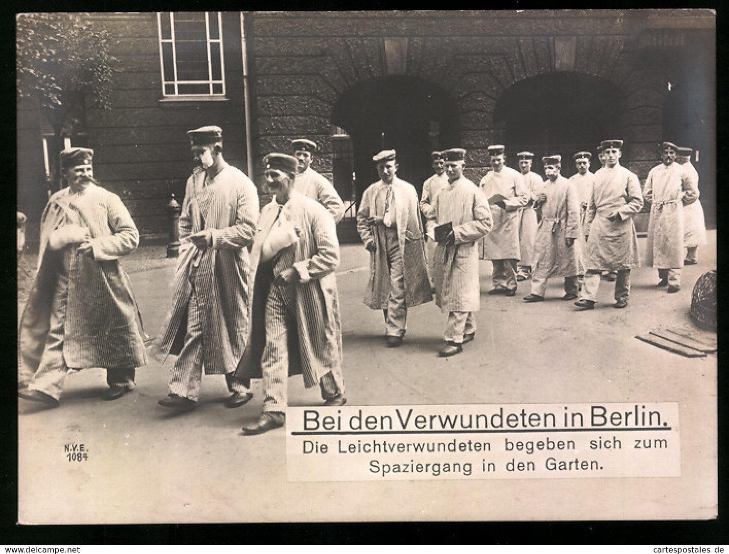 Riesen-AK Berlin, Leicht Verwundete Soldaten Beim Spaziergang Im Lazarett-Garten  - Other & Unclassified